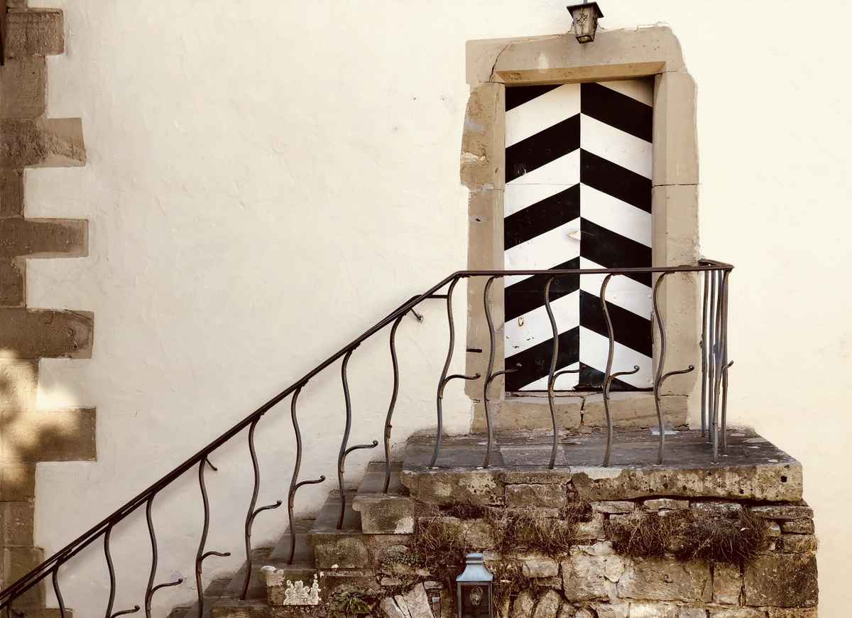 Götzenburg Nebeneingang mit Treppe