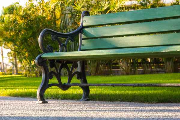 Ruhebank mit Abendsonne