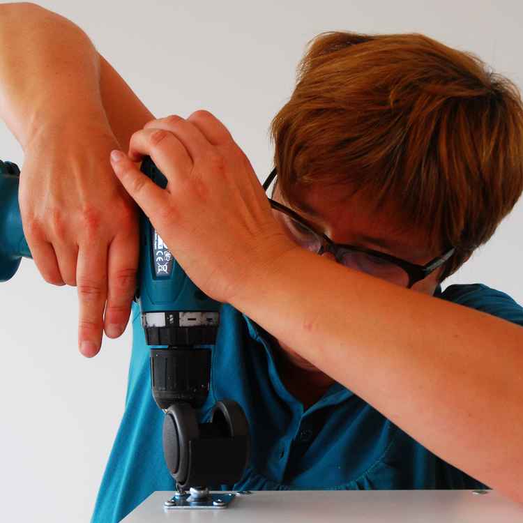 Heimwerkerin mit Akkuschrauber