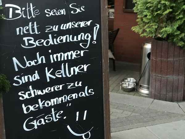 Schild vor Restaurant: Nett sein / Foto: Alexander Hauk