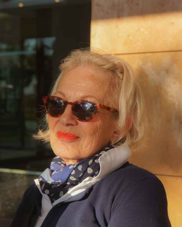 Seniorin mit Sonnenbrille