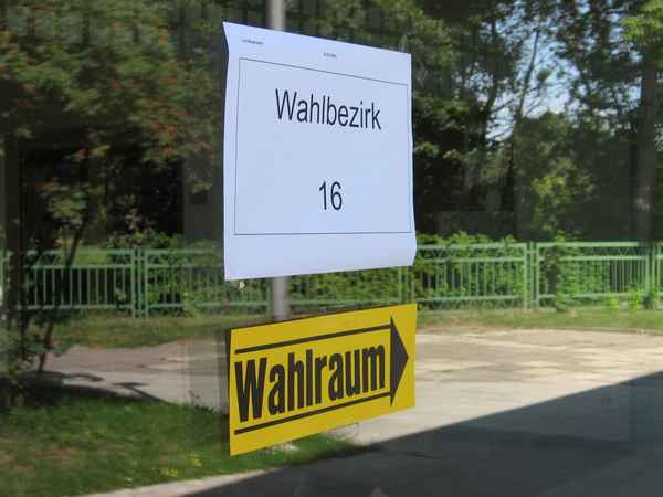Hinweisschild - Wahllokal, Wahl 2009