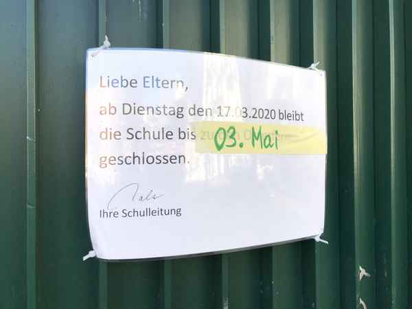 Schild: Schule bleibt wegen Corona-Virus geschlossen / Foto: Alexander Hauk