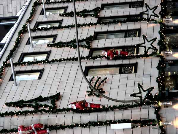 Nikoläuse an Hausfassade in Erlangen