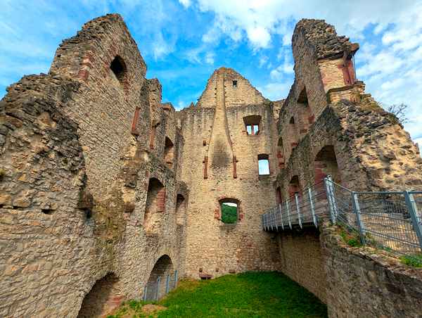 Innenansicht der Burgruine Landeck in Baden