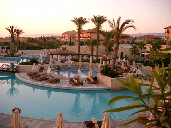 Poolanlage im Abendlicht