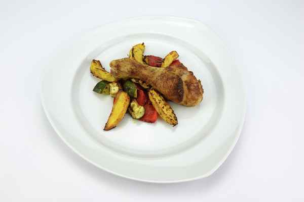 Hühnerschenkel mit Kartoffelspalten und Ofengemüse