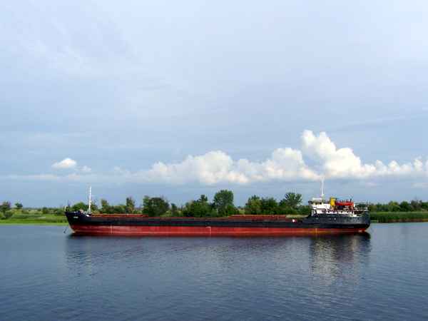 Frachter auf dem Dnjepr