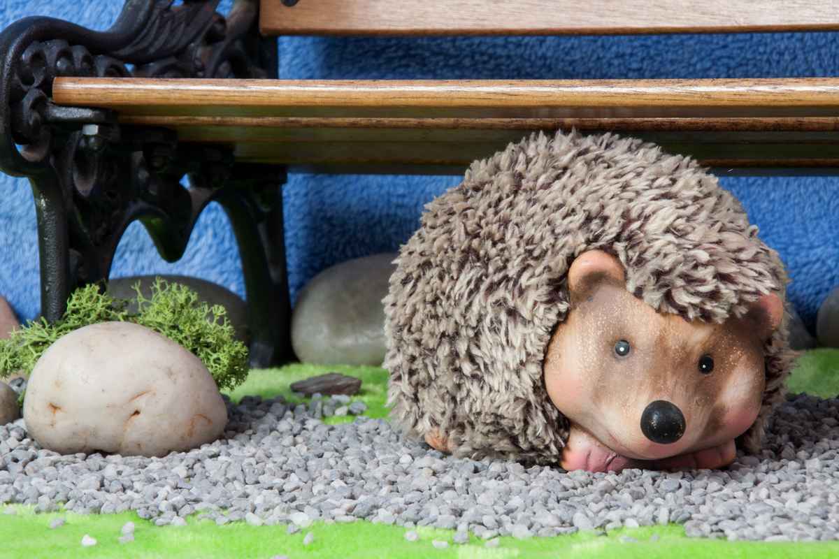 Igel unter der Parkbank