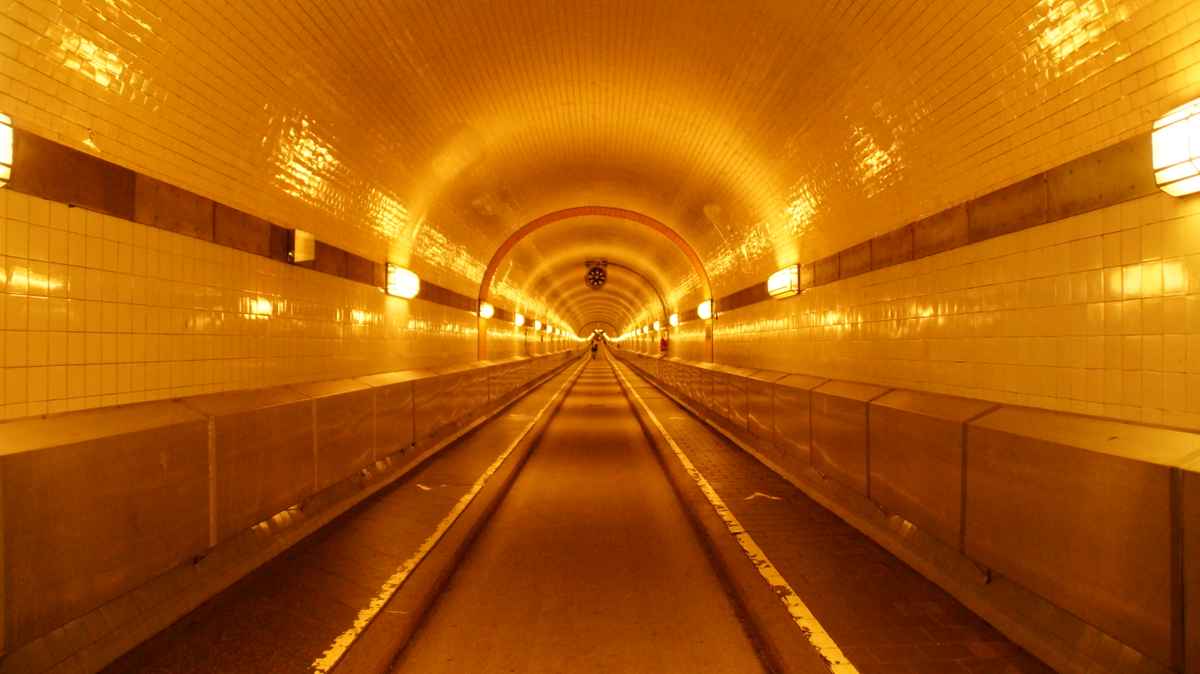 Früh morgens im alten Elbtunnel