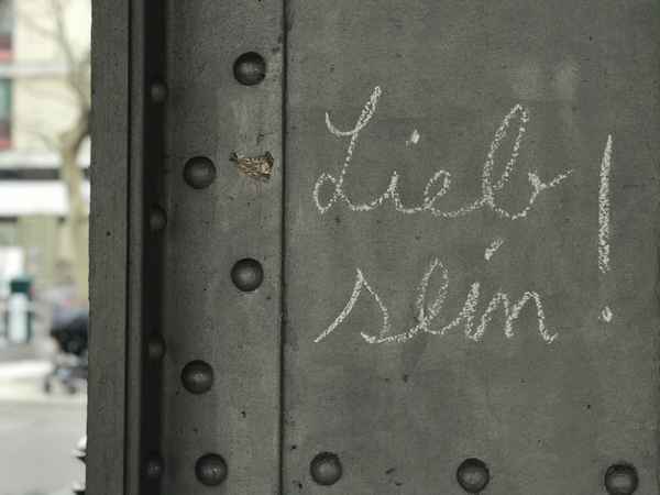 Schriftzug "Lieb sein" an einer Metallsäule / Foto: Alexander Hauk