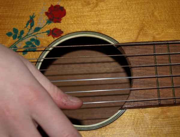 Kind spielt Gitarre