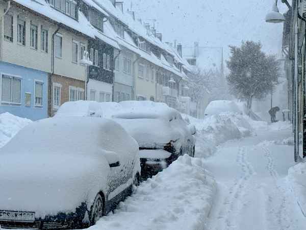Nebenstra&szlig;e bei Wintereinbruch