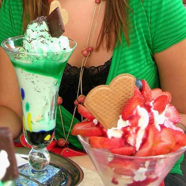 Eisspezialitäten....   After-Eight- und Erdbeerbecher
