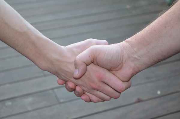 Sich-die-Hände-reichen