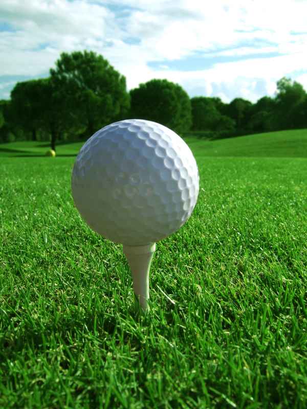 Golfball auf Abschlag-Tee