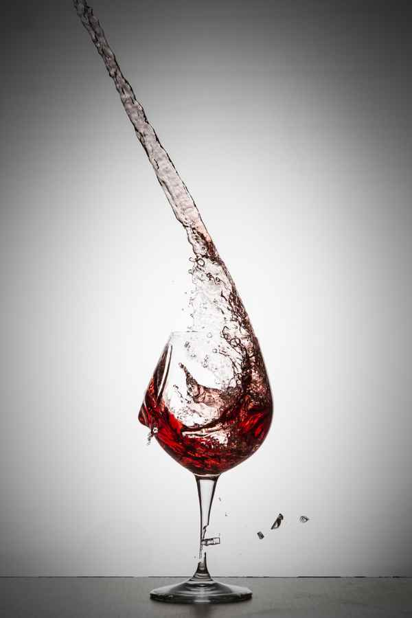 Rotweinglas gebrochen