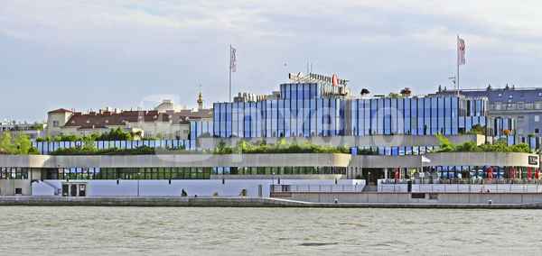 Wien - bekanntes Verwaltungsgebäude . . . .