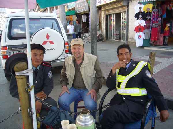 Vor dem Eingang zur Altstadt von Lhasa