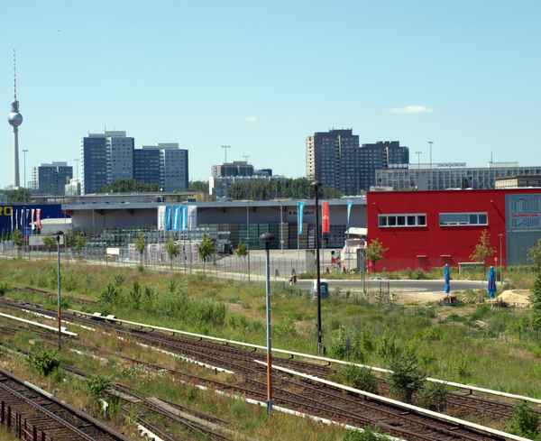 Eisenbahnschienen und Blick auf den Alex