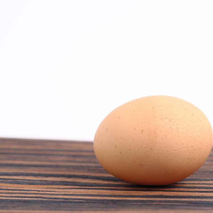 Ein Ei auf Tischplatte