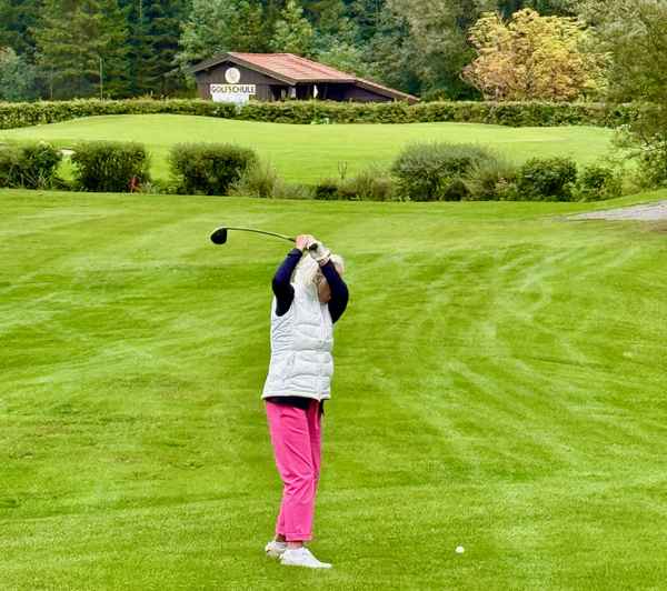 Golfspielerin auf dem Fairway