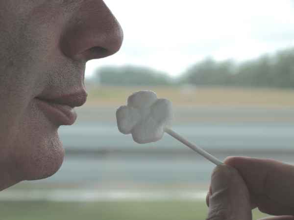 Mann lutscht Lolli