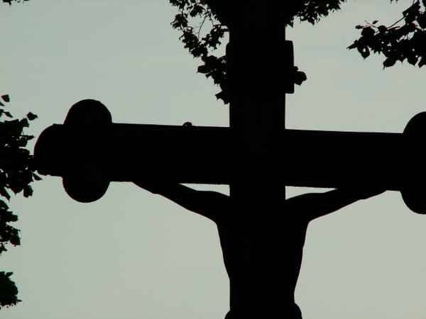 kreuz im schattenriss