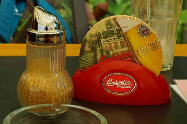 Stilleben mit Bierfilz und Zuckerstreuer