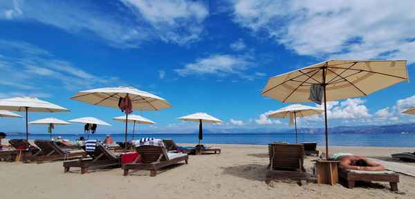 Sonnenschirme am Badestrand