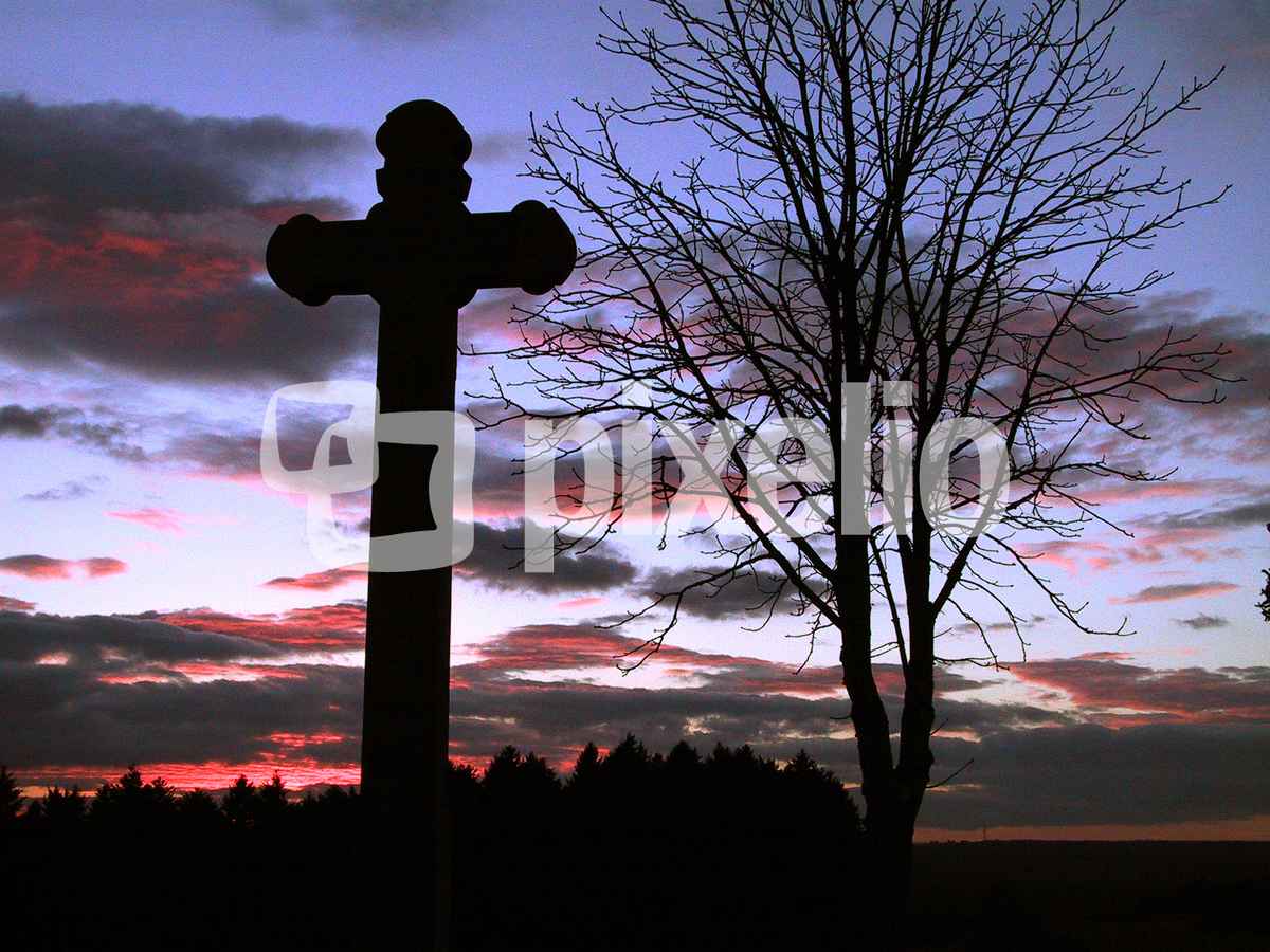 Kreuz vor Abendrot