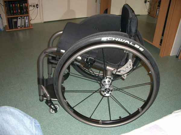 Sportrollstuhl seitlich abgebildet