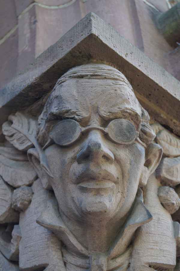 Gesichter am Gerichtsgebäude Oldb.