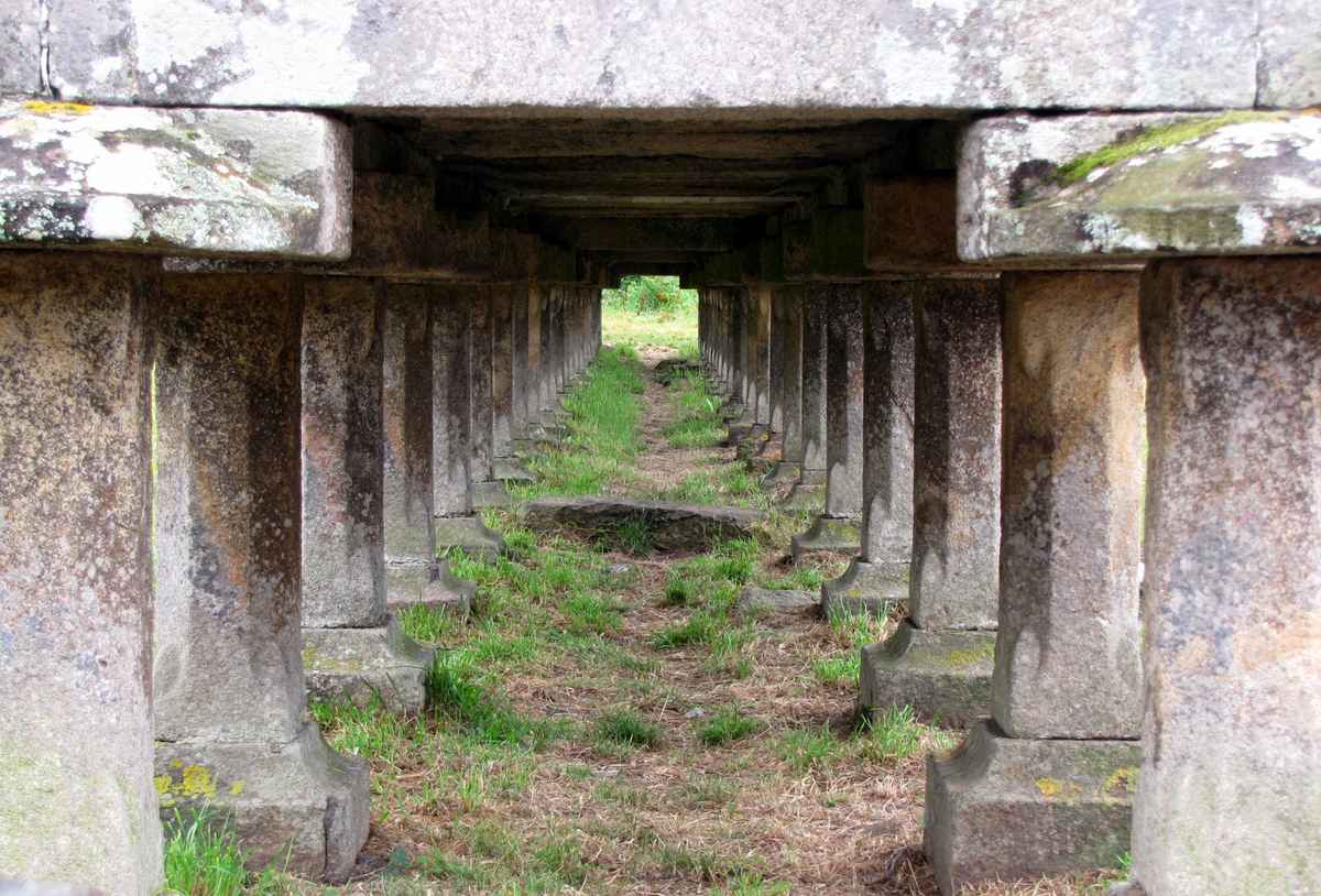 Blick unter einen Getreidespeicher in Nordspanien