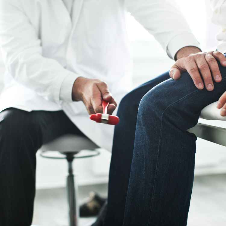 Arzt untersucht Patienten