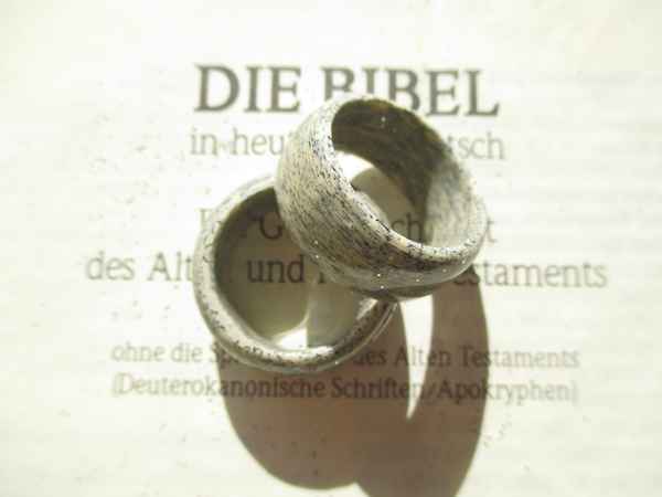 Eheringe um den Finger gewickelt