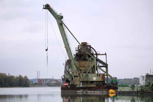 schwimmbagger im kontainerhafen