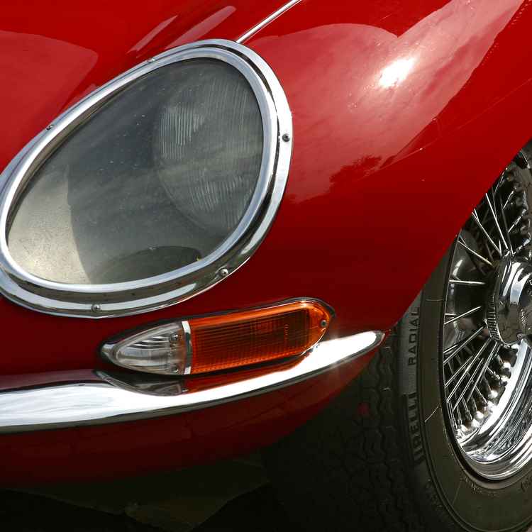 03_02_Jaguar_E-Type_8-Zyl._Kotflügel