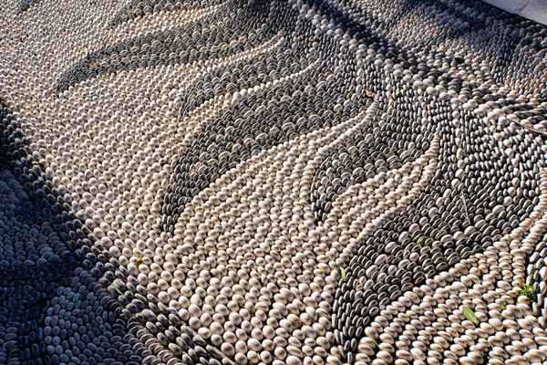 Kunstwerk mit Kieseln