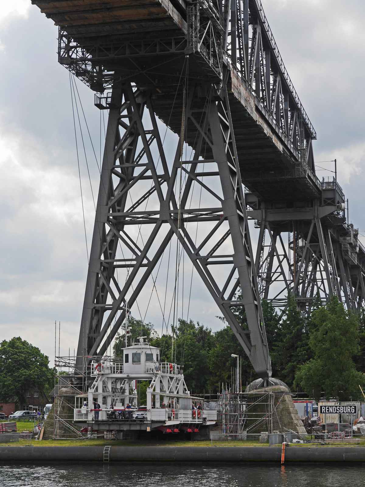 Rendsburger Hochbrücke von unten  . . . .