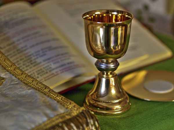 Kelch, Hostie und Messbuch