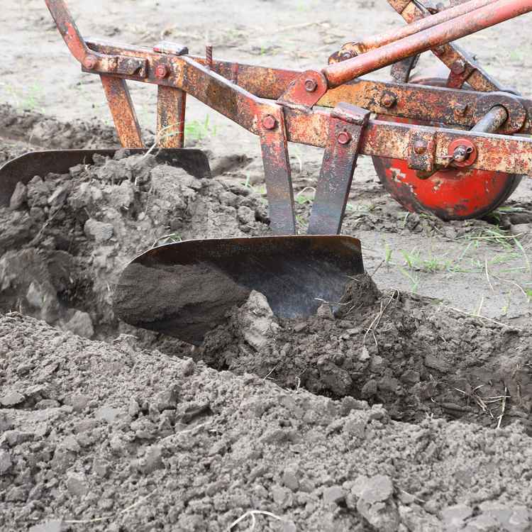 Pflug arbeitet in der Landwirtschaft