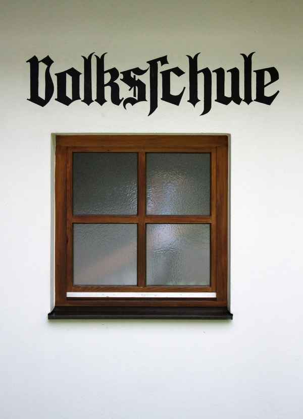 Volksschule-Schriftzug