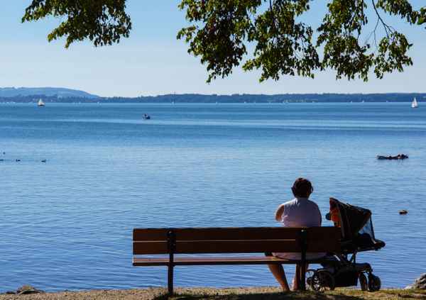 Mutter mit Kinderwagen am Chiemsee