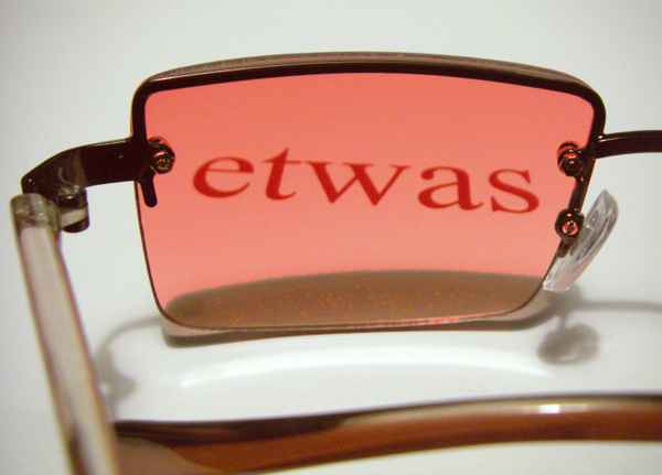 etwas durch die rosarote Brille sehen