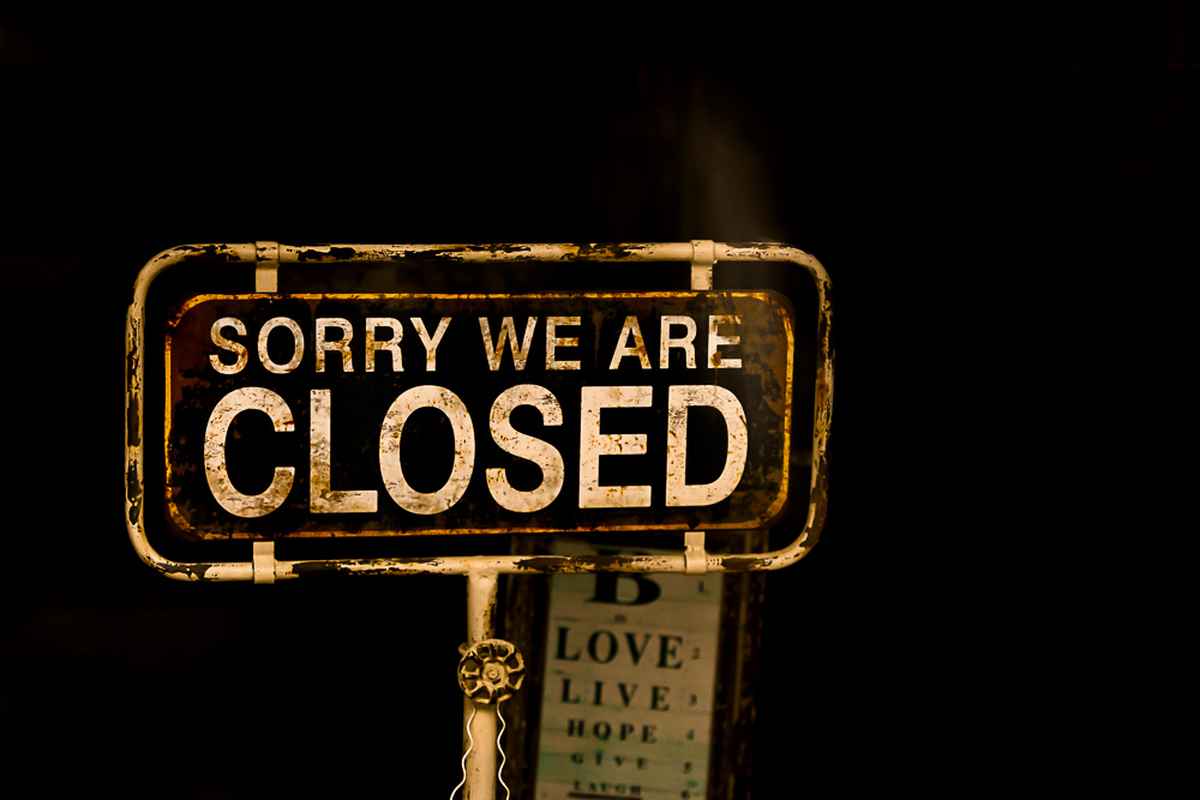 Sehr altes Hinweisschild