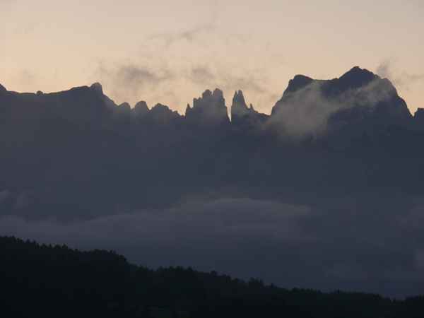 Dolomiten: Rosengarten mit Morgennebel