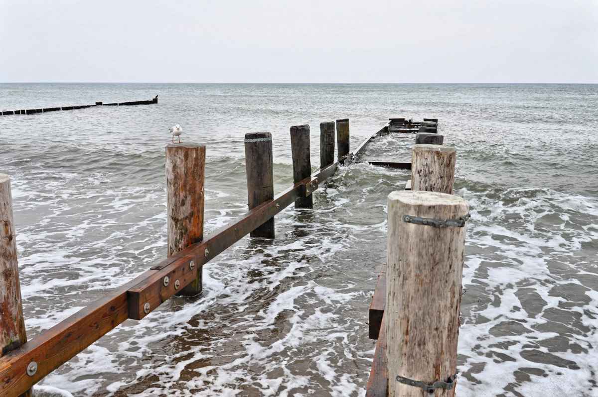 Unfertiger Steg in der Ostsee