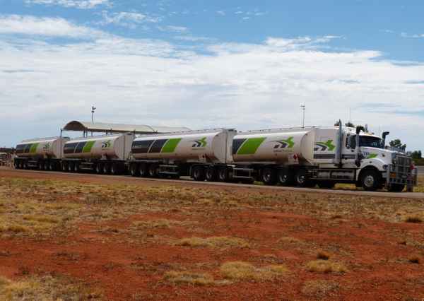 Road train im Outback