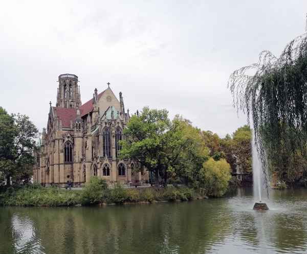 Stuttgart: Johanneskirche Stuttgart: Kirchenbaukunst am Feuersee